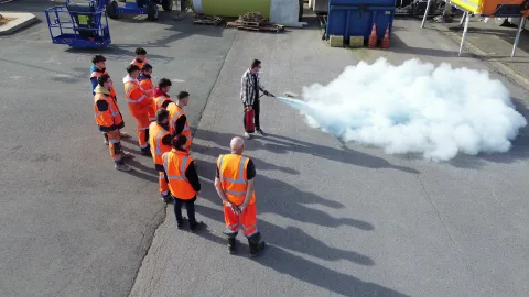 Exercice d'extinction sur feu réel pendant une formation sécurité, sur le site URANO de Warcq