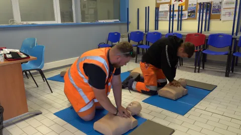 Deux participants pratiquent le massage cardiaque sur mannequin pendant une formation de sauveteur secouriste du travail