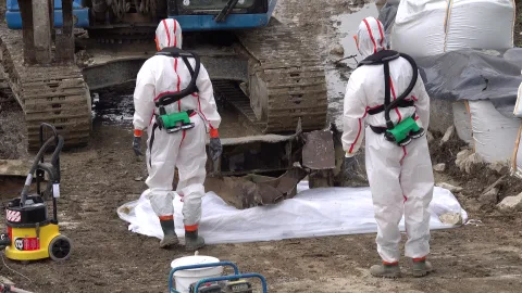 Manipulation de déchets sous protection - dépollution URANO