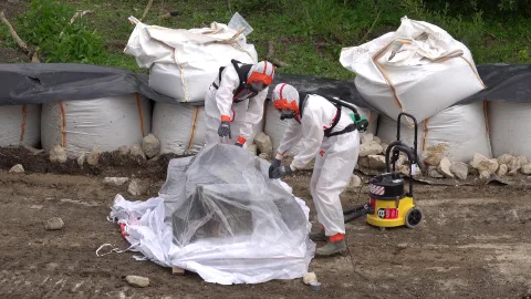 Traitement de déchets sur chantier de dépollution - agents en combinaison URANO