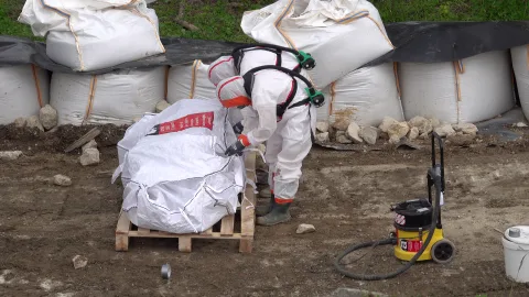 Dépollution URANO - agent en combinaison, traitement de déchets amiantés