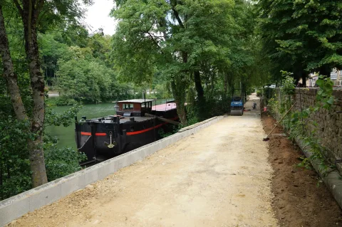 Aménagement des berges près de la « péniche » de Charleville-Mézières