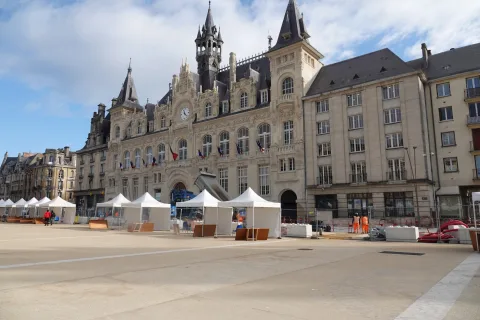 Parvis de l'hôtel de ville de Charleville-Mézières réalisé par URANO, accueillant un événement