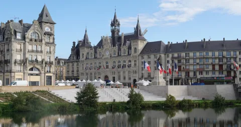 Bord de Meuse, accès à l'hôtel de ville de Charleville-Mézières (08) aménagé par URANO