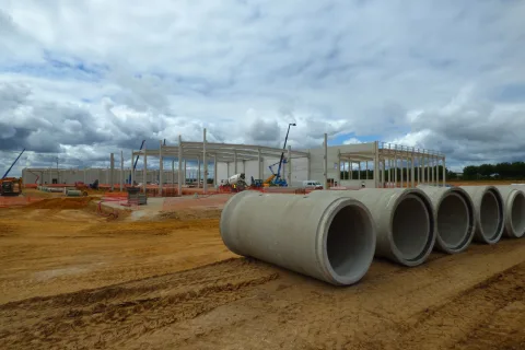 Tuyaux béton à joint intégré de grand diamètre en attente de pose