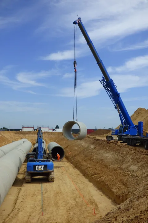 Manœuvre d'un tuyau d'assainissement à joint intégré à la grue
