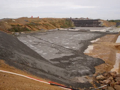 Casier d'enfouissement de déchets non dangereux, fond de forme étanché avant pose de la géomembrane