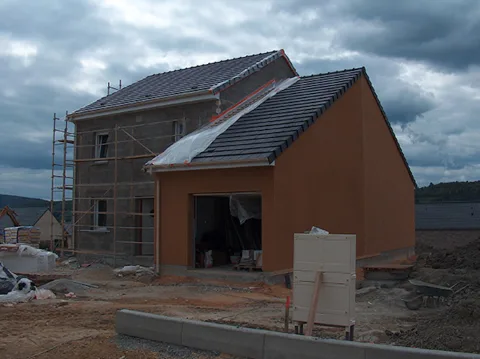 Bâtiment en cours de gros œuvre sur un chantier URANO