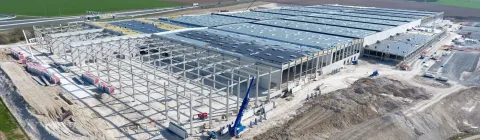Entrepôt logistique en construction sur une plateforme URANO