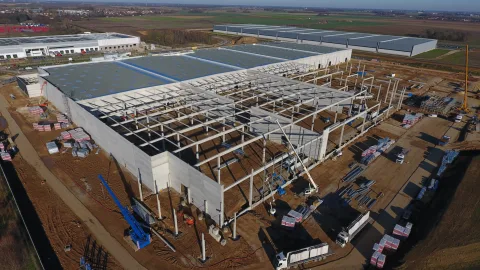 Chantier de Réau (77) : charpente d'entrepôt logistique en construction, vue aérienne