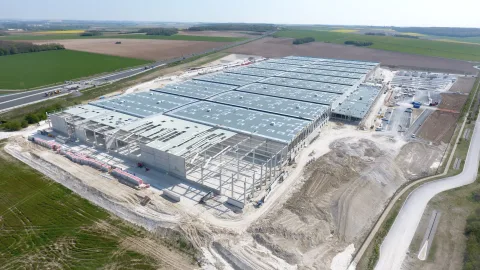 Chantier de Boves (Amazon) : entrepôt logistique construit sur une plateforme réalisée par URANO