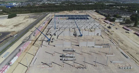 Chantier d'Aulnay-sous-Bois (93) : plateforme logistique, dallage et charpente en montage