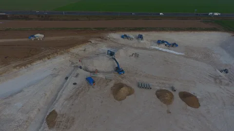 Terrassement grande masse, chantier Amazon à Boves : engins URANO en production