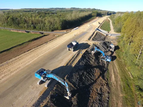 Chantier de l'autoroute A304 dans le Grand Est : terrassement linéaire, pelle et tombereau URANO