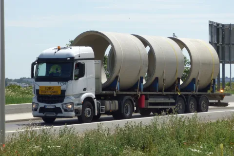 Camion URANO livrant des tuyaux d'assainissement sur le chantier de Wissous (91)