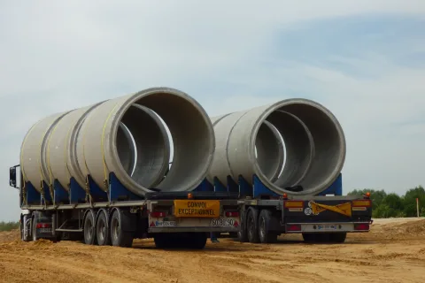 Convoi exceptionnel de tuyaux d'assainissement sur le chantier de Wissous (91)