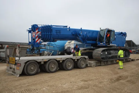 Départ d'une grue de 100 t sur porte-engins URANO