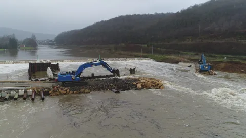 Barrage de Bogny-sur-Meuse (08) : travaux de démolition en rivière, pelle sur ponton
