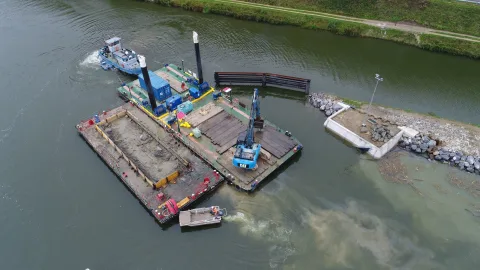 Barrage de Fumay (08), 2017 : ponton et pelle hydraulique au milieu de la Meuse