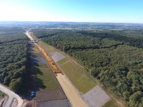 Construction de l'autoroute A304 : couche de forme sur une traversée forestière