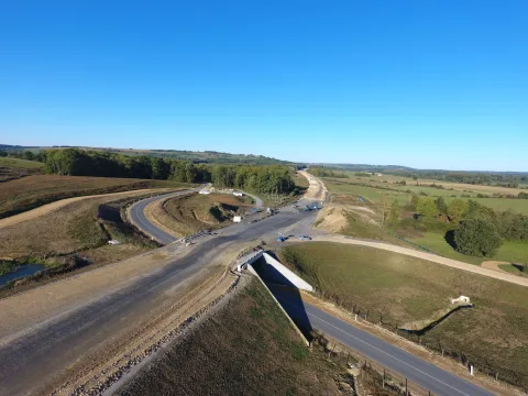 Construction de l'autoroute A304 : ouvrage de franchissement et chaussée neuve