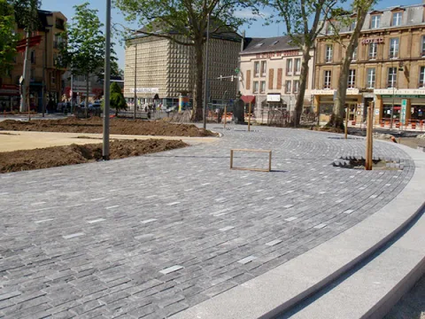 Place de centre-ville pavée avec bordures courbes