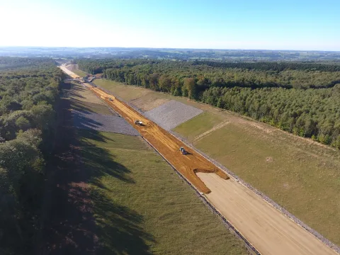 Construction de l'autoroute A304 : plateforme routière en terrassement, couches de forme en place