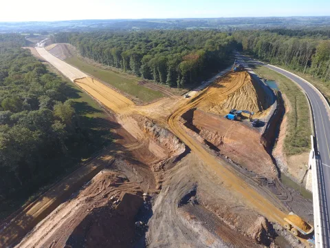 Construction de l'autoroute A304 : raccordement de carrefour en lisière de bois