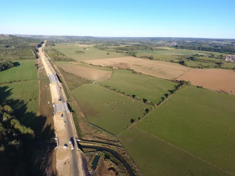 Construction de l'autoroute A304 : tracé neuf à travers une plaine agricole