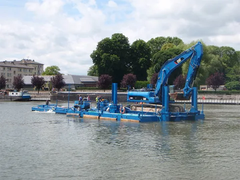 Plate-forme stabilisatrice en position sur un cours d'eau
