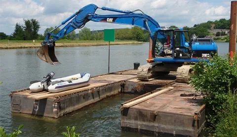 Ponton de travail caissonné URANO avec une pelle hydraulique