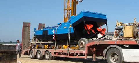 Pousseur URANO chargé sur un porte-engins pour son acheminement