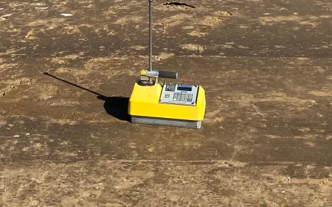 Gammadensimètre posé sur une plate-forme de terrassement, sonde en place
