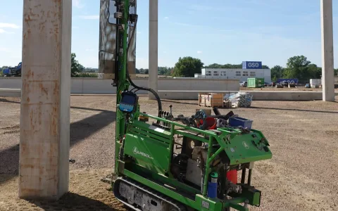 Pénétromètre dynamique sur porteur chenillé, sur une plate-forme de chantier