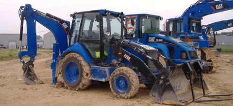 Chargeuse-pelleteuse sur un chantier