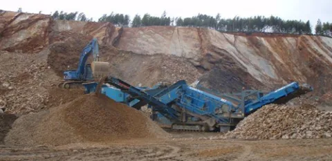 Groupe de concassage et criblage mobile sur un stock de matériaux