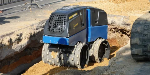 Compacteur pied de mouton radiocommandé en zone étroite