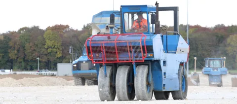 Compacteur sur pneus au travail