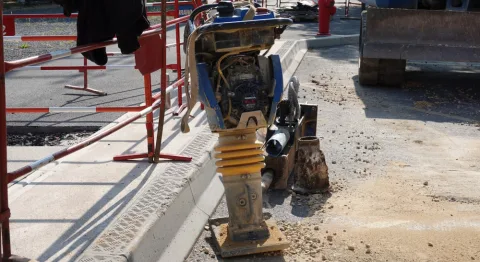Pilonneuse vibrante compactant le remblai d'une tranchée