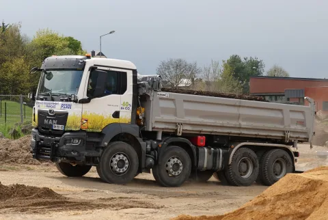 Camion bibenne URANO sur un chantier de terrassement