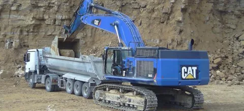 Pelle hydraulique chargeant un camion benne en carrière