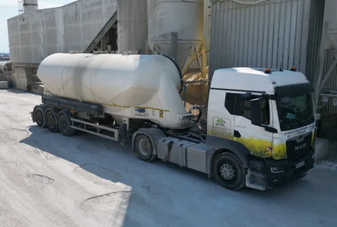 Citerne à pulvérulents pour le transport de liants