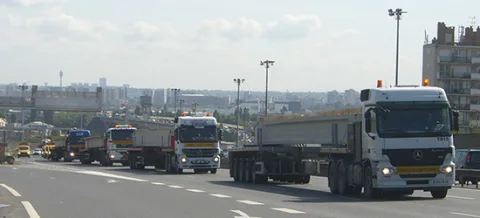 Convoi de plateaux extensibles sur autoroute