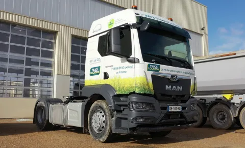 Tracteur routier URANO au biocarburant devant l'atelier