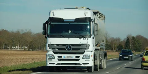 Tracteur routier URANO en circulation