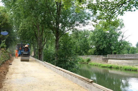 Chantier URANO le long d'une rivière - réfection de berge