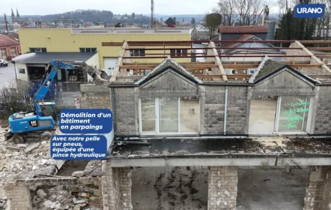 Démolition d'un bâtiment en parpaings - pelle à pince hydraulique URANO