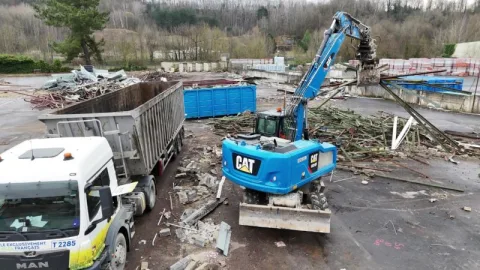 Tri et évacuation des matériaux de démolition - camion B100 URANO