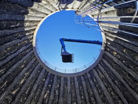 Au cœur d'un terrassement de puits de stockage d'eau