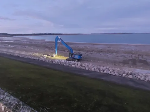 Notre pelle de 50 tonnes en action du côté du lac d'Orient !